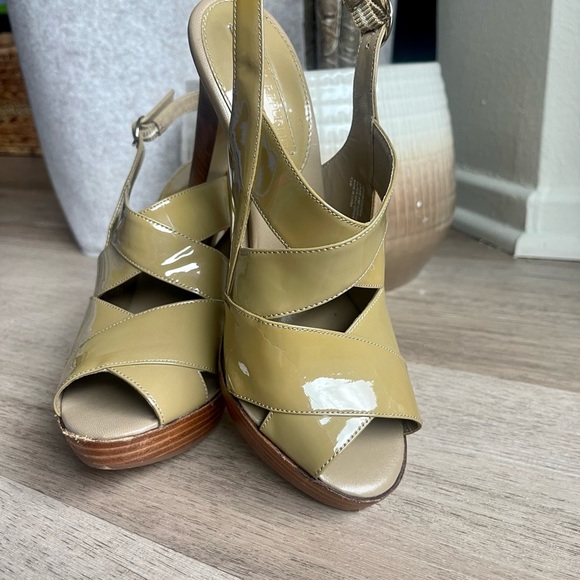 BANANA REPUBLIC TAN/Brown Classic Leather Design Heels - Picture 4 of 8